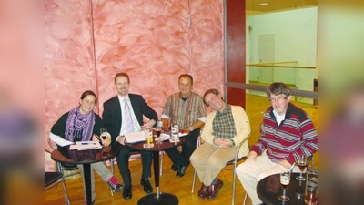 Freuen sich auf die PromNight (v.l.): Anja Gemeinhardt (Schriftführerin), Christian Schweikhardt (1.Vorsitzender), Thomas Schneider (2.Vorsitzender), Bob Ross (Moderation), Stephan Zirwick (musik. Leiter SBO Germering) (Foto: pi)