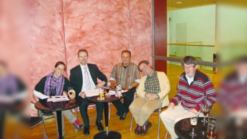 Freuen sich auf die PromNight (v.l.): Anja Gemeinhardt (Schriftführerin), Christian Schweikhardt (1.Vorsitzender), Thomas Schneider (2.Vorsitzender), Bob Ross (Moderation), Stephan Zirwick (musik. Leiter SBO Germering) (Foto: pi)