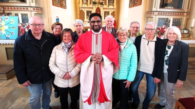 Einen besonderen Segen spendete Pater Shaju Chacko in der Großinzemooser Kirche St. Georg einigen Jubilaren. (Foto: Pfarrgemeinderat)