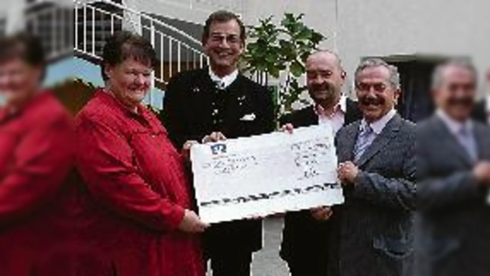 Spenderin Christl Schaßberger, Stv. Vorsitzender Dr. med. Johann Wilhelm Weidringer, Schatzmeister Thomas Stockerl und Vorsitzender Rolf Zeitler.  (Foto: VA)