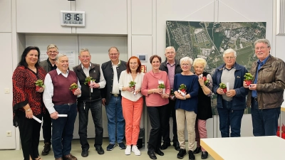 Ein herzliches Dankeschön an die langjährigen Helfer der Herbstwindgruppen gab es bei der Jahresversammlung auch von Bürgermeister Wolfgang Panzer (5.v.l.).  (Foto: hw)