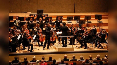 Die Neue Philharmonie München hat sich seit ihrer Gründung zu einem <br>hoch beachteten jungen Orchester der Region München entwickelt. 17- bis 30-jährige besonders begabte junge Musiker, v.a. <br>Jungstudenten und Studenten von Musikhochschulen aus Deutschland und <br>Europa schätzen die vielseitigen Orchesterprojekte mit Konzerten im In- und <br>Ausland. (Foto: Judith Spieß)
