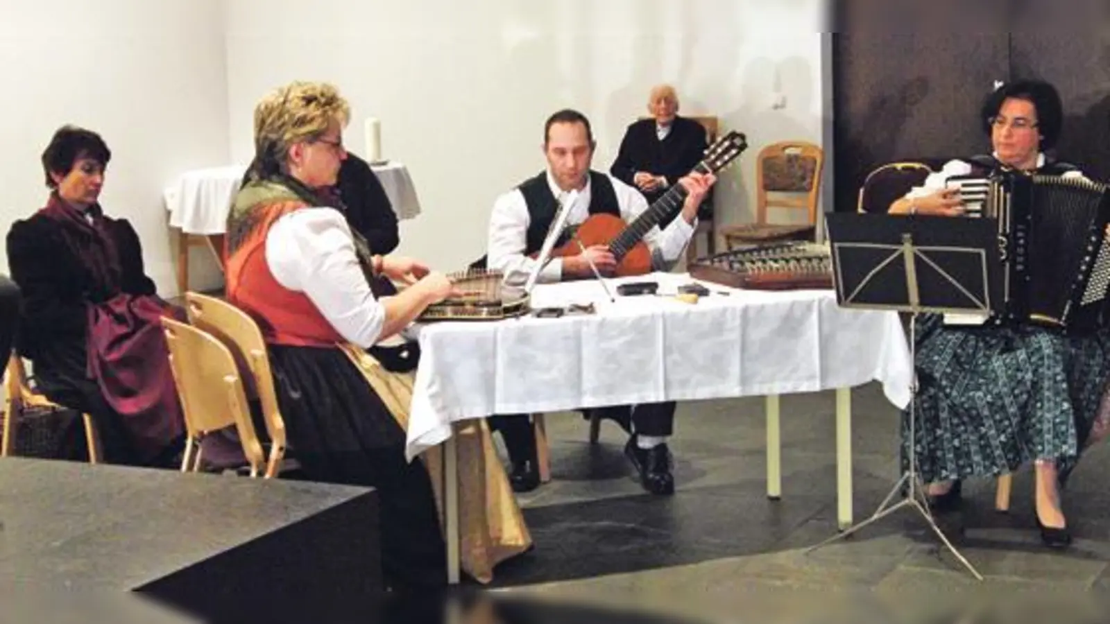 Das Duo Silvia und Inge ist auch heuer wieder beim Adventssingen am 7. Dezember dabei. 	 (Foto: VA)