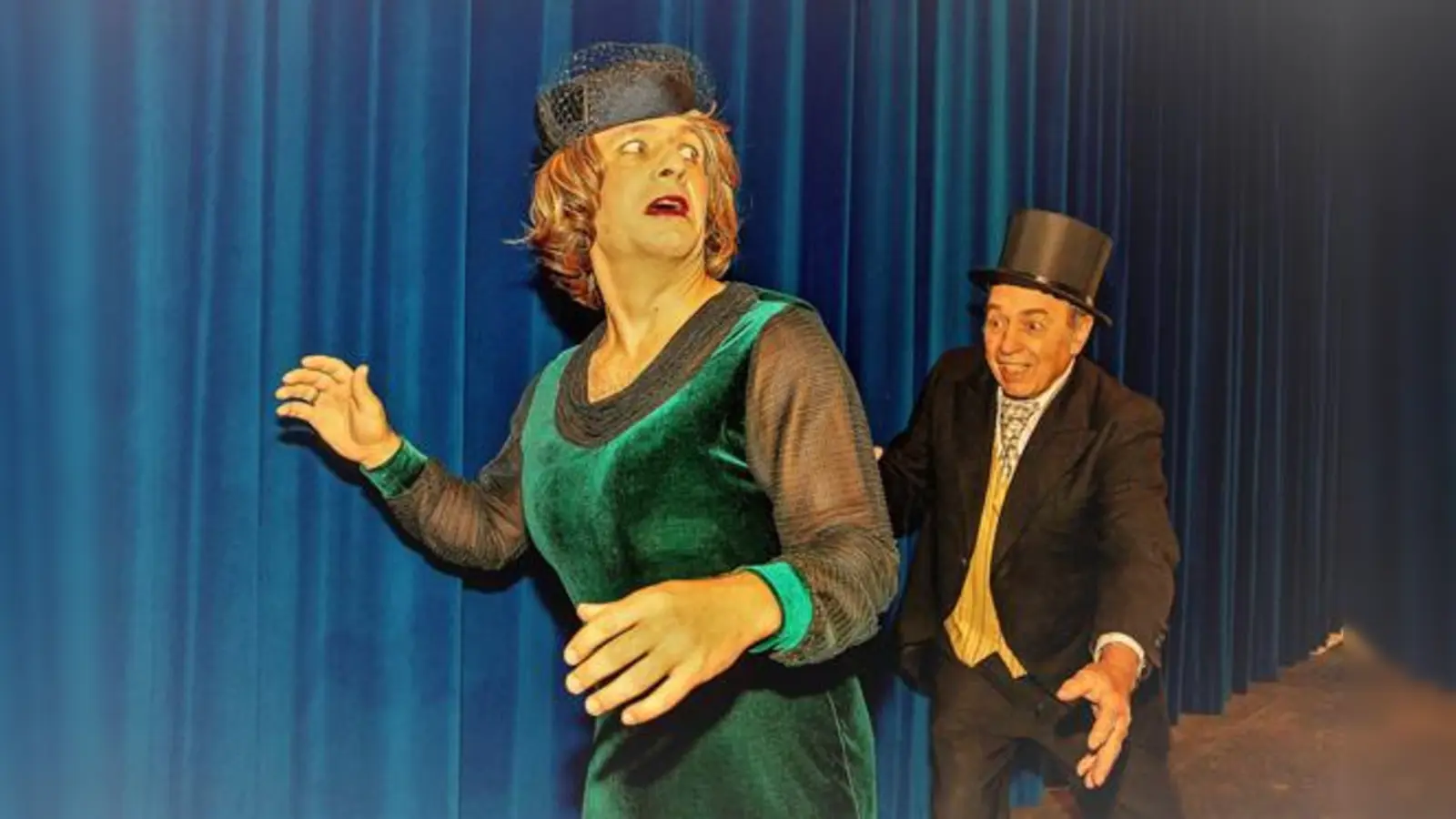 »Charleys Tante« alias Florian Czapek und ihr Verehrer, der Rechtsanwalt Spettigue (Sigi Schmidt).	 (Foto: VA)