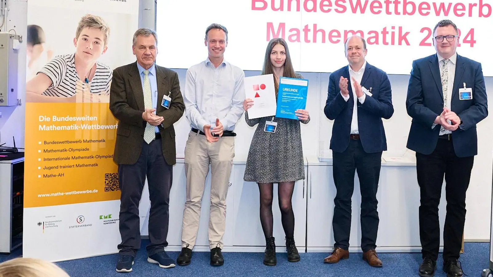 Antonia Zerbs (Mitte) mit Vertretern des Bundeswettbewerbs Mathematik sowie Förderern und Sponsoren. (Foto: Leon Jakobs)