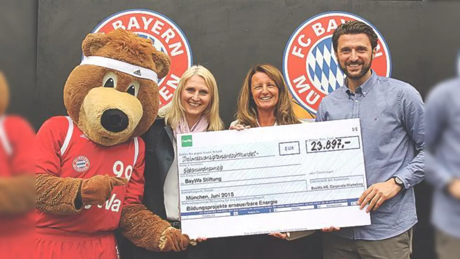 Für die BayWa Stiftung nahm Geschäftsführerin Maria Thon (2. v. r.) den Scheck von FCBB-Geschäftsführer Marko Pesic (1. v. r.) und Claudia Maier, Leiterin Corporate Marketing der BayWa AG (2. v. l.), entgegen. 	 (Foto: BayWa)