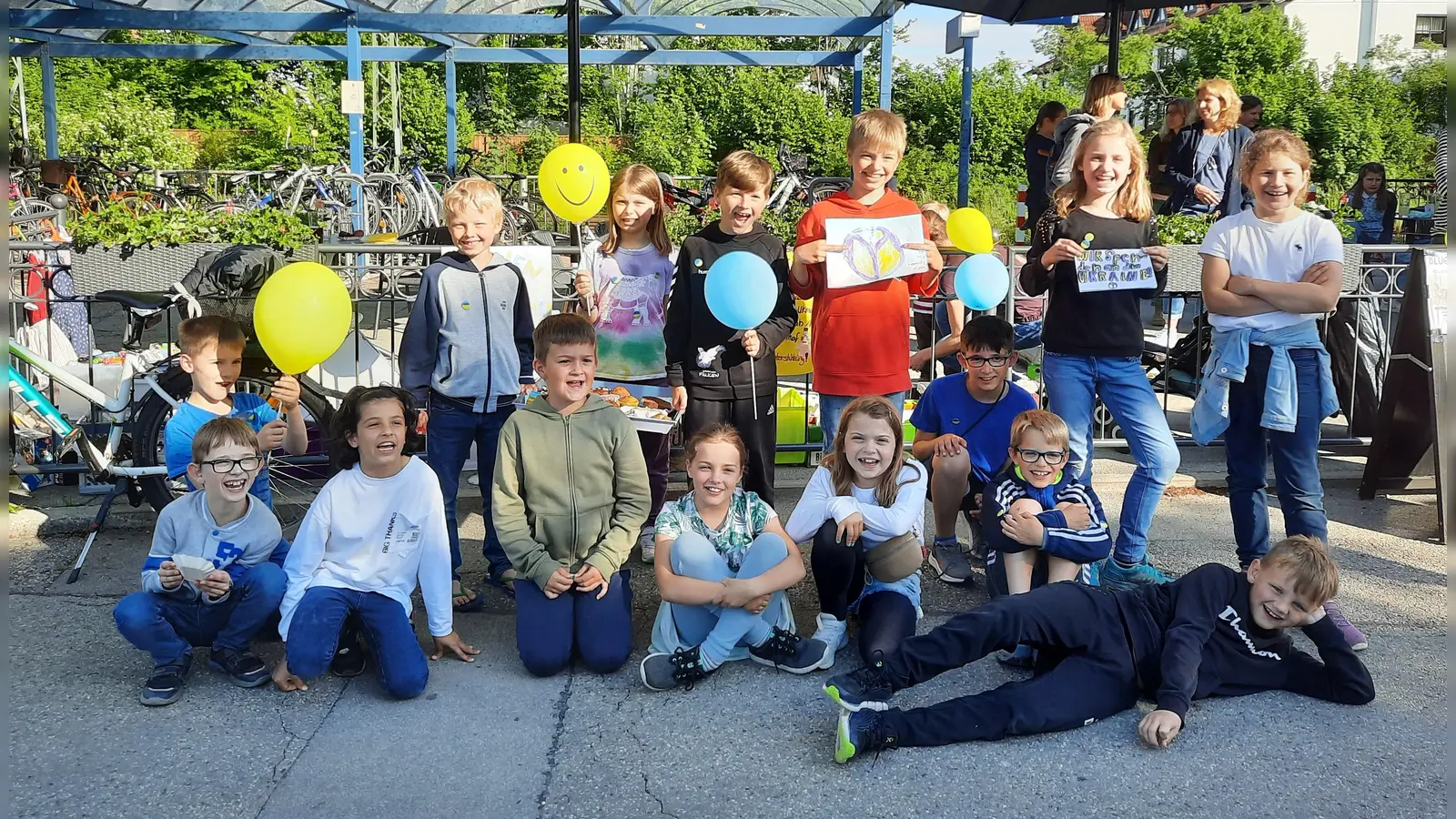 Die Schüler der Klasse 3d der Arnoldus Grundschule haben unter dem Motto „Wir wollen Frieden für alle!“ einen Kuchenspendenverkauf mit Flohmarkt organisiert. Insgesamt kamen stolze 630 Euro zusammen. (Foto: Havel)