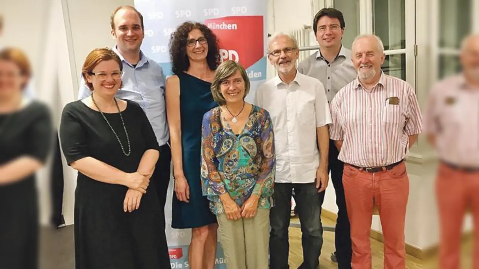 Große Freude bei den Genossen im Münchner Süden: Birgit Knoblach (3. v. l.) führt sie weiter an.	 (Foto: Roland Fischer)