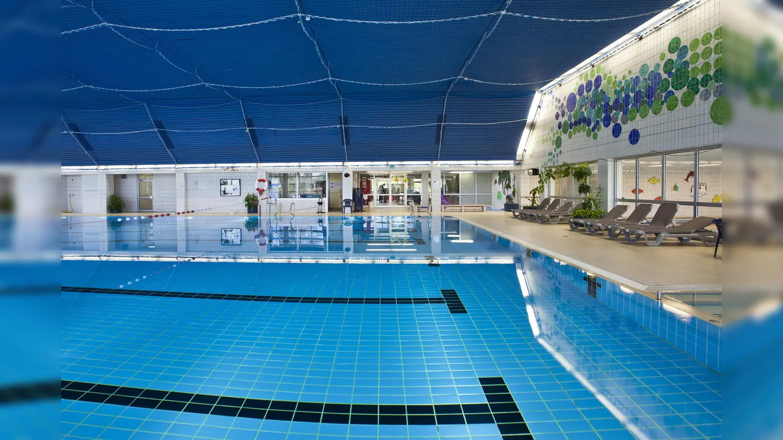 Über ein „Stadtteilbad” wie es das Hallenbad an der Stäblistraße im Süden der Stadt seit den 1970er Jahren ist, würden sich viele Allacher und Moosacher Bürgerinnen und Bürger sehr freuen. Das Bad in Forstenried soll allerdings nach vielen Ausbesserungen voraussichtlich im kommenden Jahr abgerissen und neu gebaut werden. (Foto: SWM/ Robert Götzfried)