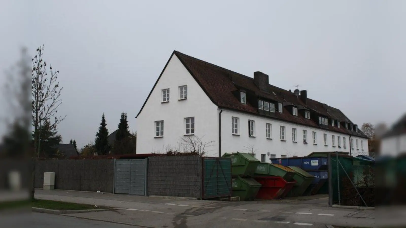 Die Wohnungslosenunterkunft in der Schöllstraße soll einen Erweiterungsbau bekommen. (Foto: sb)