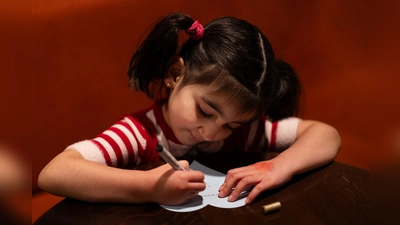 Viele Kinder gestalten derzeit ihre Wunschherzen.  (Foto: Daniela Pfeil)