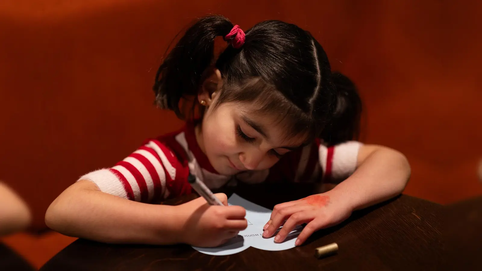 Viele Kinder gestalten derzeit ihre Wunschherzen.  (Foto: Daniela Pfeil)
