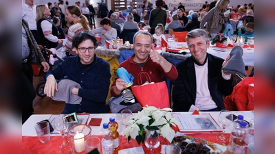 Freude schenken! Bei der Weihnachtsfeier spendiert die Gemeinschaft Sant&#39;Egidio nicht nur ein Essen und eine Tüte mit brauchbaren Artikeln – sie zaubert auch ein Lächeln auf die Gesichter der Bedürftigen.  (Foto: Dr. Andreas Heiss )