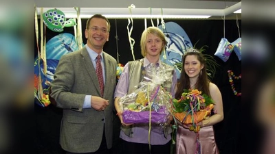 Von seinem Vorgänger, Prinz Felix I., bekam Prinz Janik I. die Amtskette umgehängt, Prinzessin Tamara I. wurde vom letztjährigen Kinderprinzenpaar mit dem Prinzessinnenkrönchen geschmückt – und Oberbürgermeister Andreas Haas (l.) überbrachte nicht nur die Glückwünsche der Stadt und einen Blumenstrauß, sondern auch anstelle des sonst üblichen Sektes eine Flasche Vitaminsaft für das junge Prinzenpaar. (Foto: Eva Schraft)