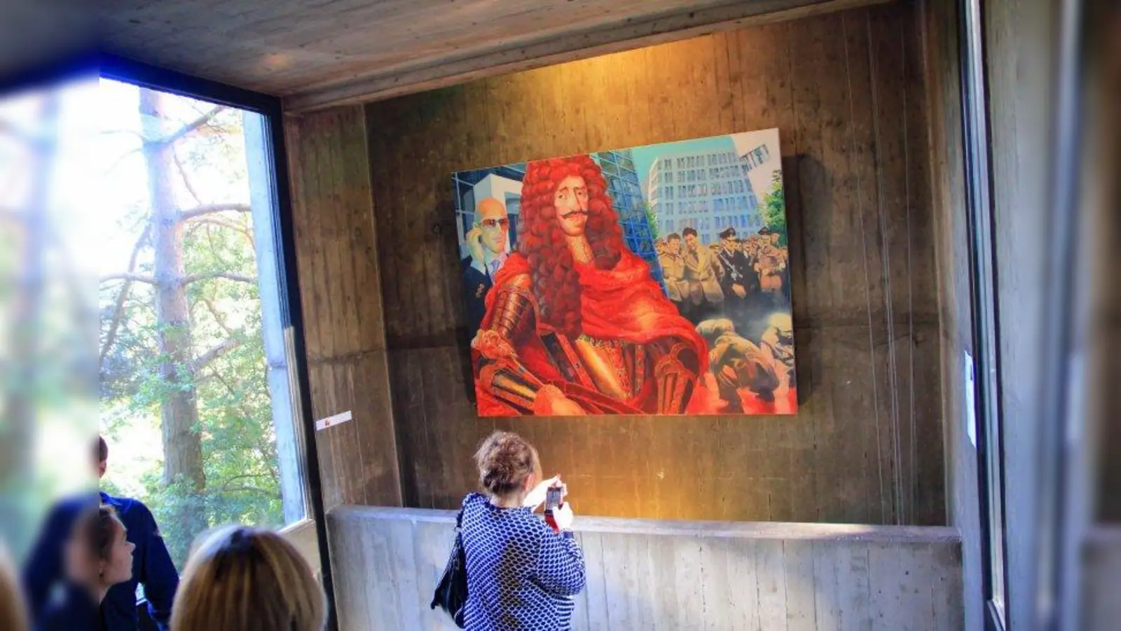 Pompös und eindrucksvoll an der Rathaustreppe arrangiert: „Leopold I oder die Entseelung der Geschichte” vom Münchner Andreas Ohrenschall. (Foto: us)