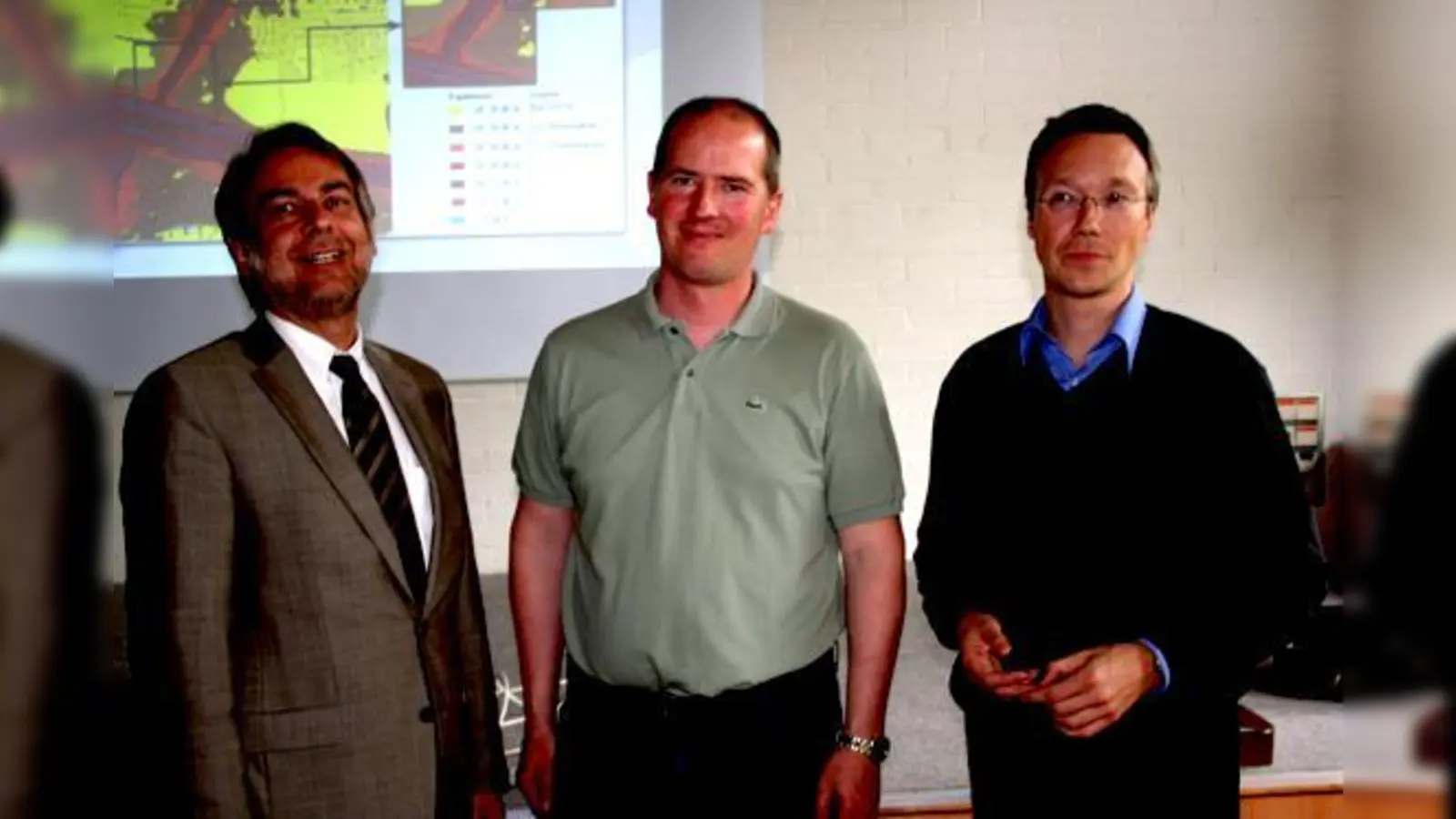 Roland Zeller (links) vom Baureferat und Georg Dunkel vom Planungsreferat (rechts) stellten sich unter Moderation des Bezirksausschussvorsitzenden Markus Auerbach (Mitte) den Fragen der knapp 60 Bürger.	 (Foto: ws)