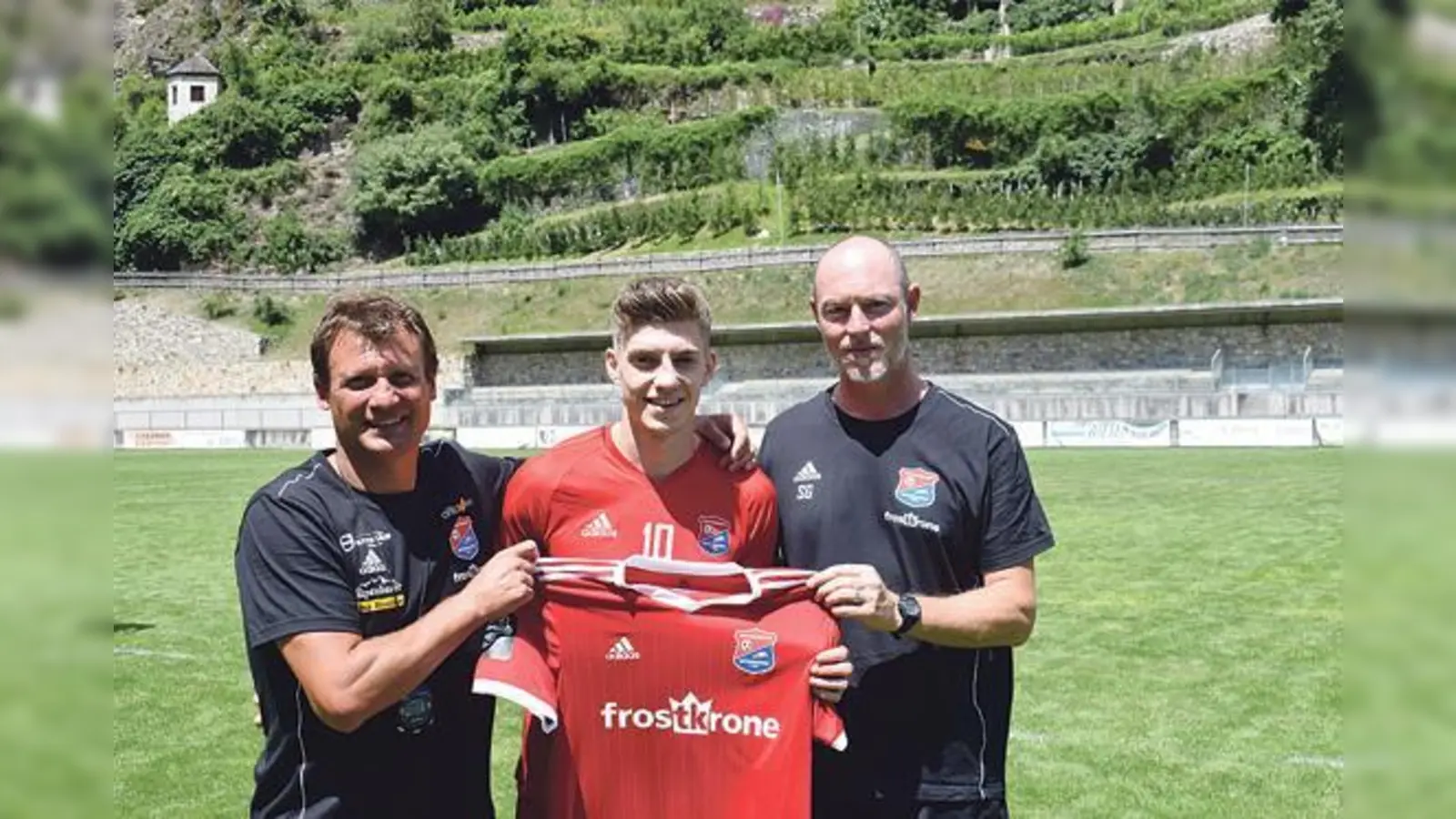 Trainer Claus Schromm (links) und Co-Trainer Steffen Galm (rechts) begrüßten Neuzugang Lucas Hufnagel.	 (Foto: Verein)