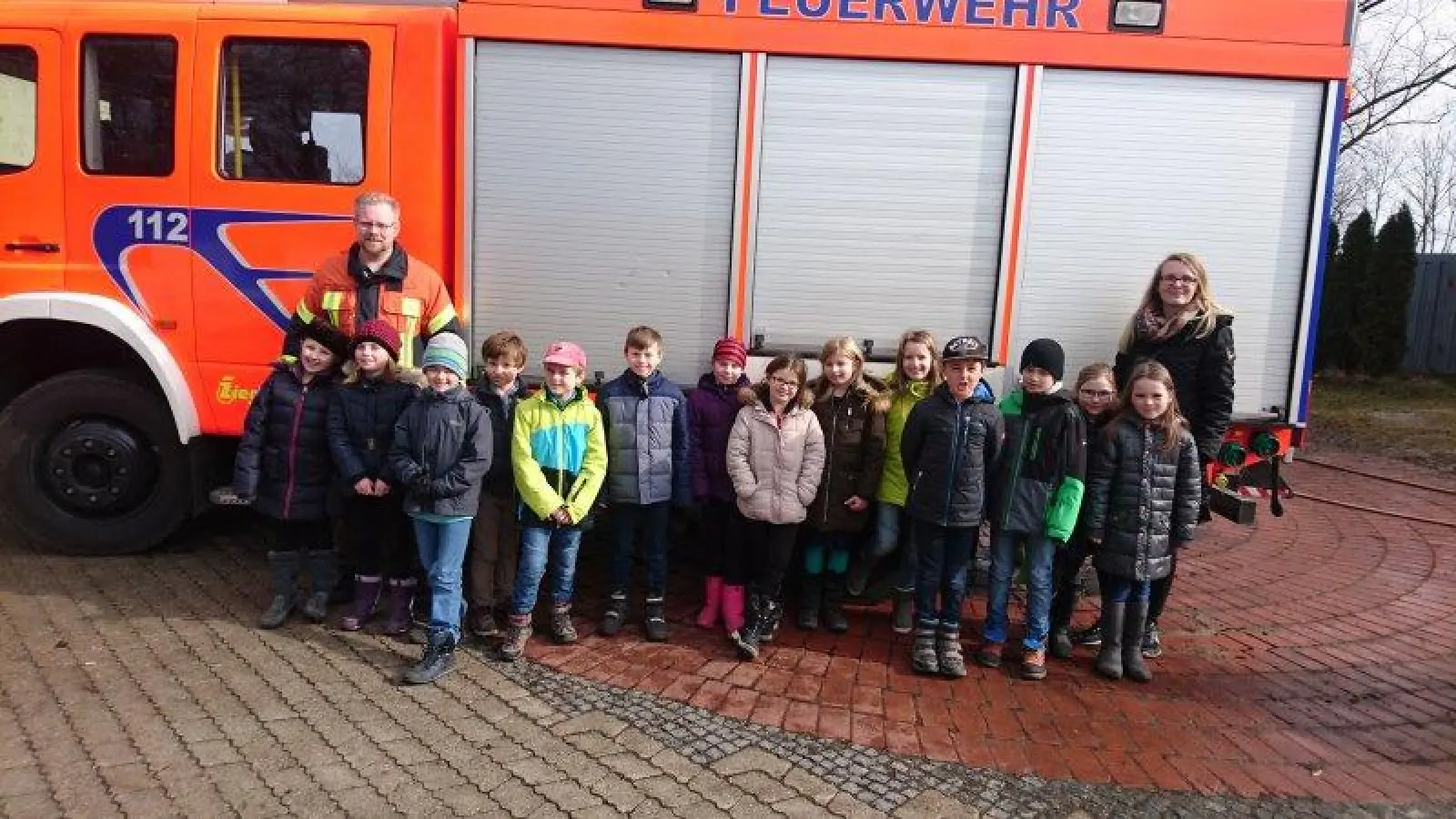 Gemeinsam mit ihrer Lehrerin durften die Schüler der Laurenzer Grundschule einen Blick hinter die Kulissen der Freiwilligen Feuerwehr Puchheim werfen. (Foto: Daniel Wanner)