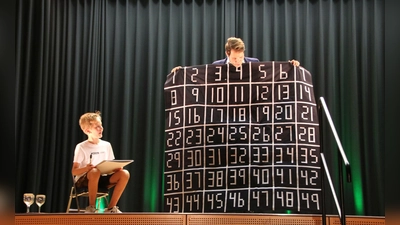 Beim magischen Bingo kommen alle ins Staunen. (Foto: Baur)