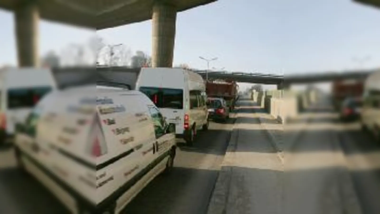 Stockender Verkehr rund um den Tatzelwurm bleibt trotz einer durchdachten Umleitungsregelung nicht immer aus.  (Foto: wei)