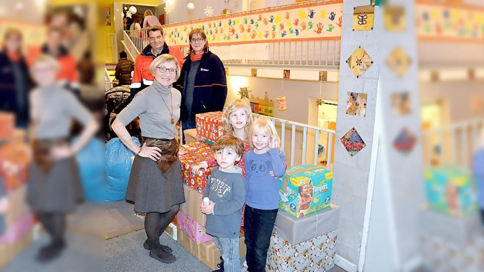Kindergartenleiterin Erika Brunner-Jakob (links) übergab mit ein paar Kindern die Pakete.	 (Foto: VA)