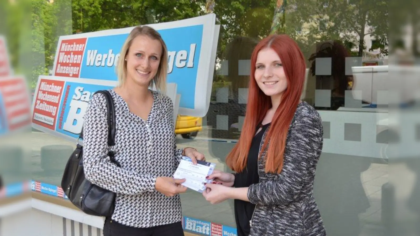 Redaktions-Praktikantin Julia Weinzierler (r.) überreichte Namensvetterin Julia Eberle die Karten. (Foto: eis)