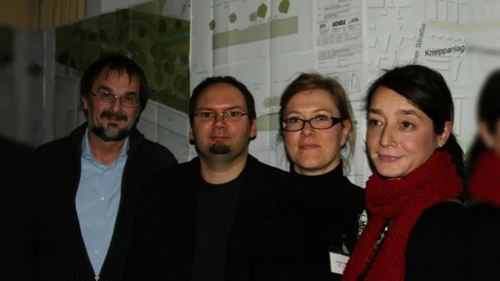 Sie stellten die Pläne zur Renaturierung des Hachinger Bachs vor: Klaus-Peter Güthenke vom Ingenieurbüro GIP (li.), Daniela Schaufuß und Marion Wolfertshofer vom Planungsreferat. Zweiter von links: Robert Kulzer vom BA. 	 (Foto: js)