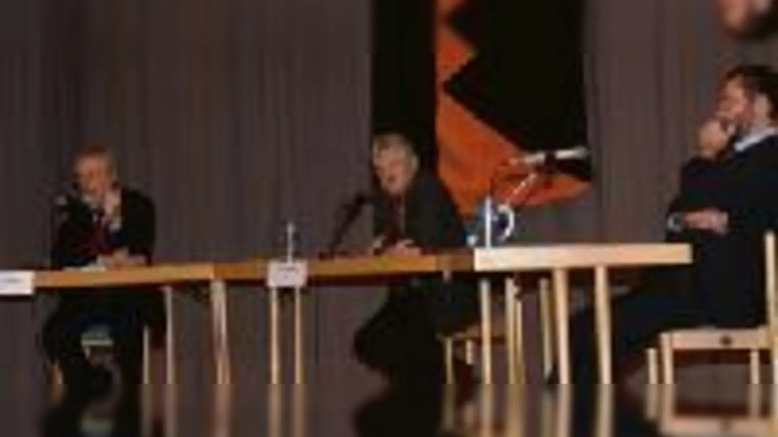 Als der Name Horst fiel, ging es richtig los: Die Bürgermeisterkandidaten (von links) Michael Sedlmair, Walter Stenner und Alexander Greulich lieferten sich ein hitziges Wortgefecht.		 (Foto: ba)