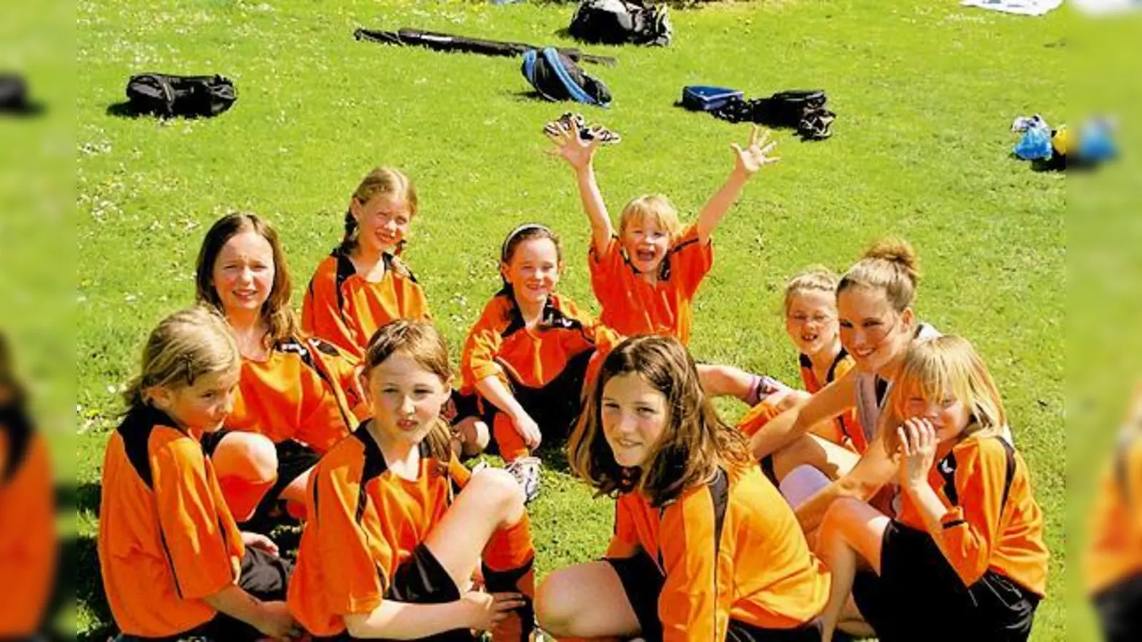 Freuen sich über die neue Mannschaft: die Kickerinnen bei »Mädchen an den Ball« 	 (Foto: LILALU e.V.)