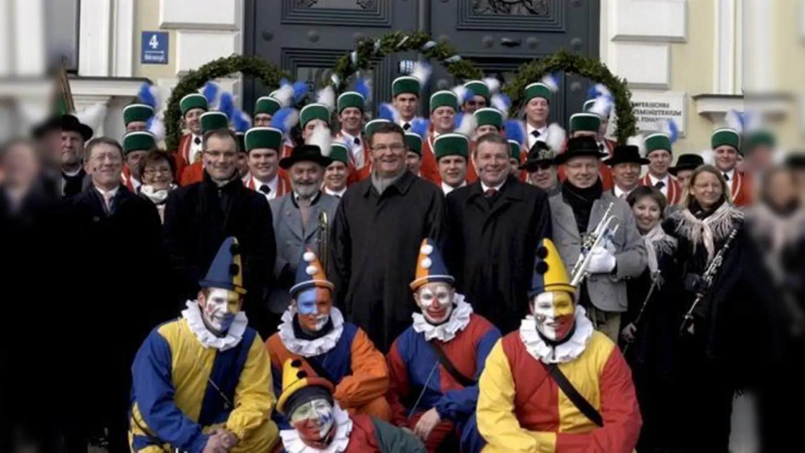 Finanzstaatssekretär Pschierer begrüßte die Ismaninger Schäffler, die vor dem Finanzministerium ihren Zunfttanz aufführten.	 (Foto: Privat)