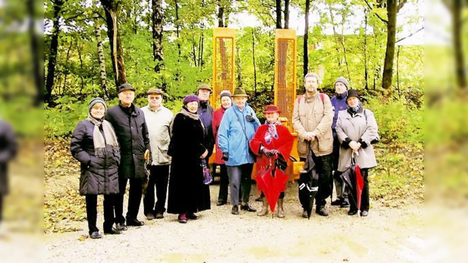 Noch eine einzige Baugrube: Herbert Schön (dritter von rechts) mit den Anwohnern auf der Baustelle der Prinz-Eugen-Kaserne.	 (Foto: js)
