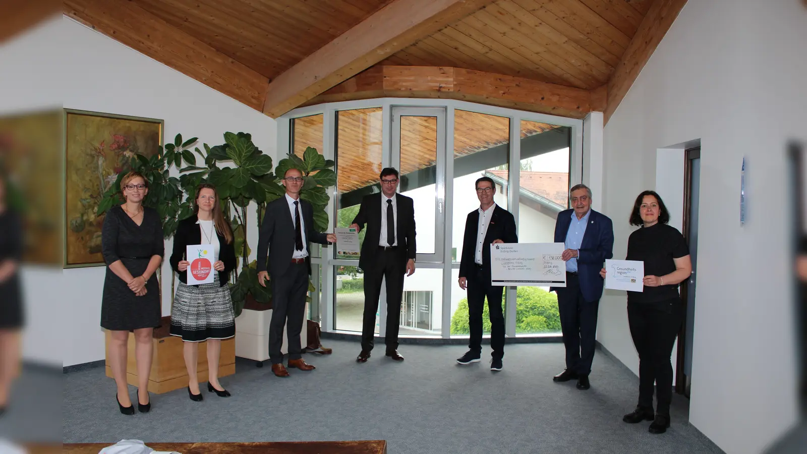 Über das neue Projekt freuen sich Katrin Neueder, Gabriela Schadow, Andreas Kochbeck, Landrat Martin Bayerstorfer, Rudolf Waxenberger und Willi Scheib sowie Beate Wolf (von links). (Foto: LRA Erding )