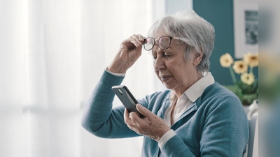 Für alle Senioren, die sich mit ihrem Handy noch nicht so gut auskennen, gibt es den Smartphone-Entdecker-Treff. (Foto: StockPhotoPro/stock.adobe.com)