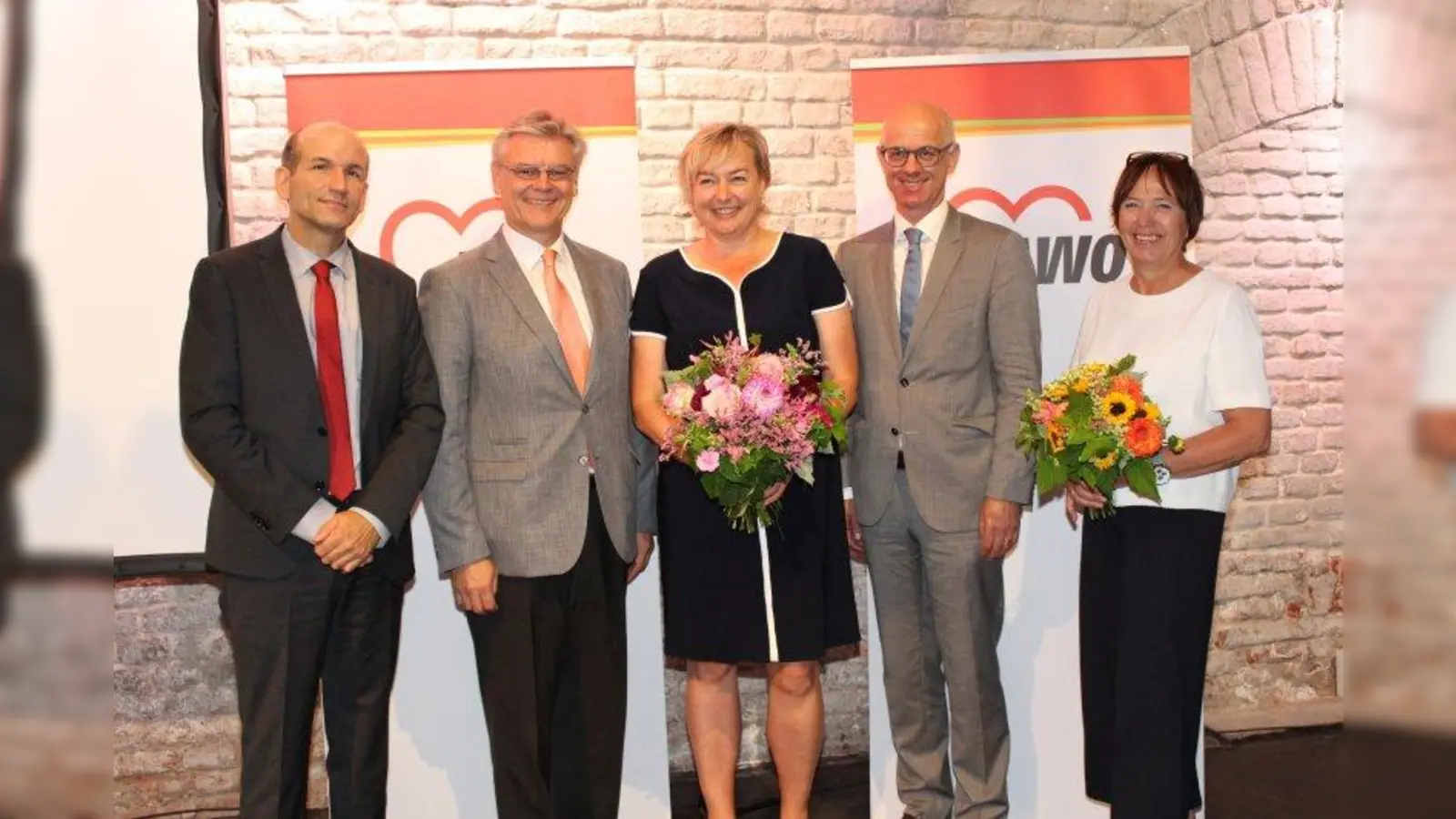 Gratulierten zum 100-jährigen AWO-Jubiläum (v.l.):  Prof. Dr. Jürgen Mittag, Buchautor, Rainer Schneider, Vizepräsident des Bezirkstags von Oberbayern, Nicole Schley, Präsidentin der AWO Oberbayern, Walter Jonas, Vizepräsident der Regierung von Oberbayern, Cornelia Emili, Vorstandsvorsitzende der AWO Oberbayern. (Foto: AWO Oberbayern)