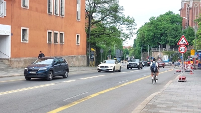 Seit der Einrichtung des Verkehrsversuchs im November 2023 steht in der Martin-Luther-Straße eine Fahrspur pro Richtung mit angrenzendem Radfahrstreifen zur Verfügung. Das wird nun dauerhaft so bleiben. (Foto: bas)
