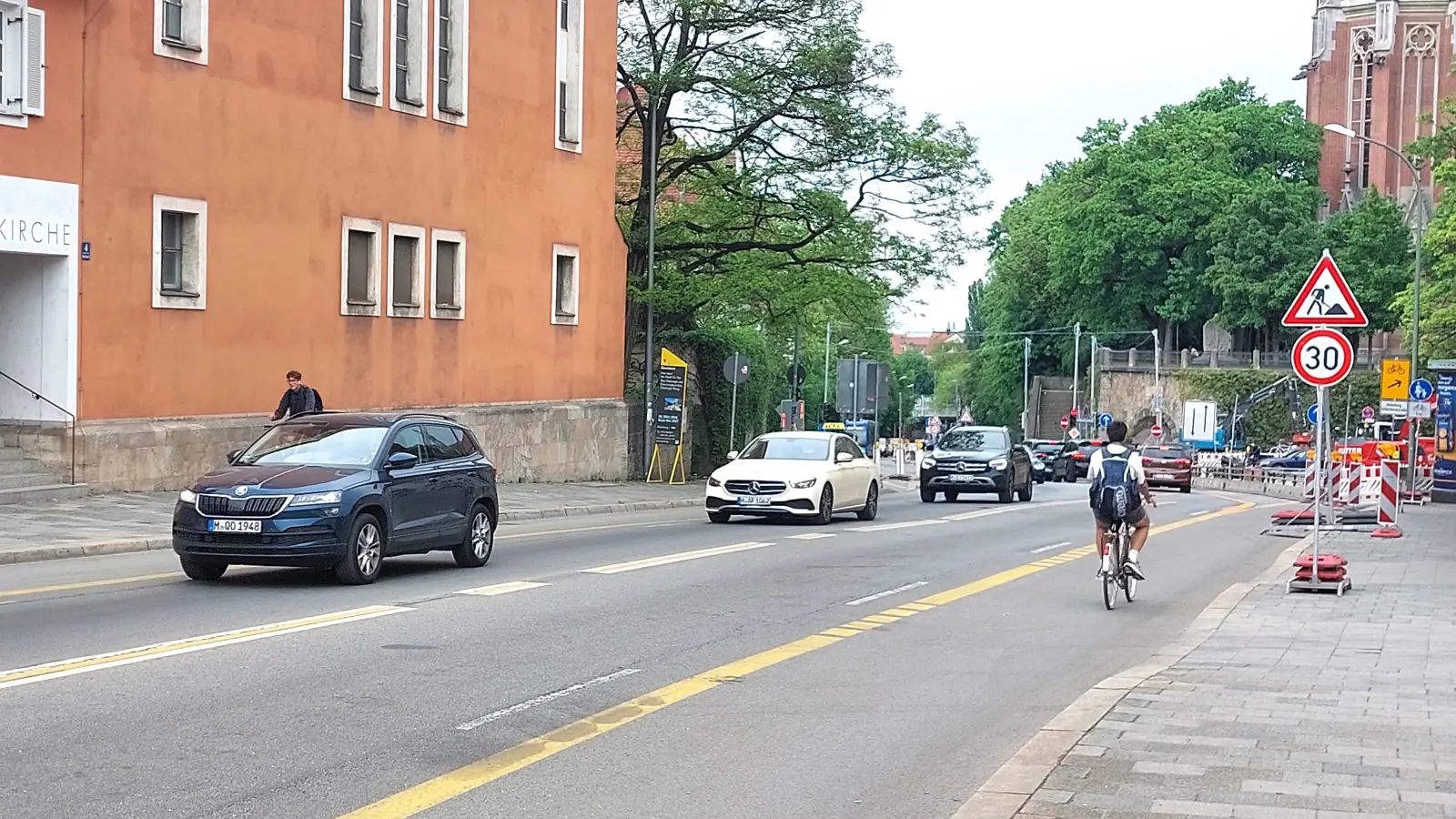 Seit der Einrichtung des Verkehrsversuchs im November 2023 steht in der Martin-Luther-Straße eine Fahrspur pro Richtung mit angrenzendem Radfahrstreifen zur Verfügung. Das wird nun dauerhaft so bleiben. (Foto: bas)