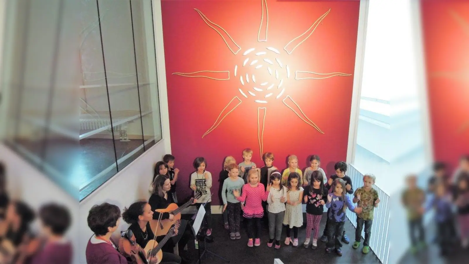 Mit einem Festakt wurde das Unikat eingeweiht, das  jetzt im Treppenhaus des Horts der Konrad-Celtis-Grundschule strahlt. Die Hortkinder schmiedeten sich ihre Sonne zusammen mit dem Schmied Tom Cartens und dem Hortteam. (Foto: jb)
