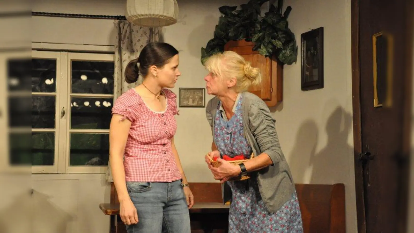 Nadine Schmid-Stoßberger (Tochter des Hauses, links) und Sonja Bahner (Oma des Hauses). (Foto: Lampenfieber)