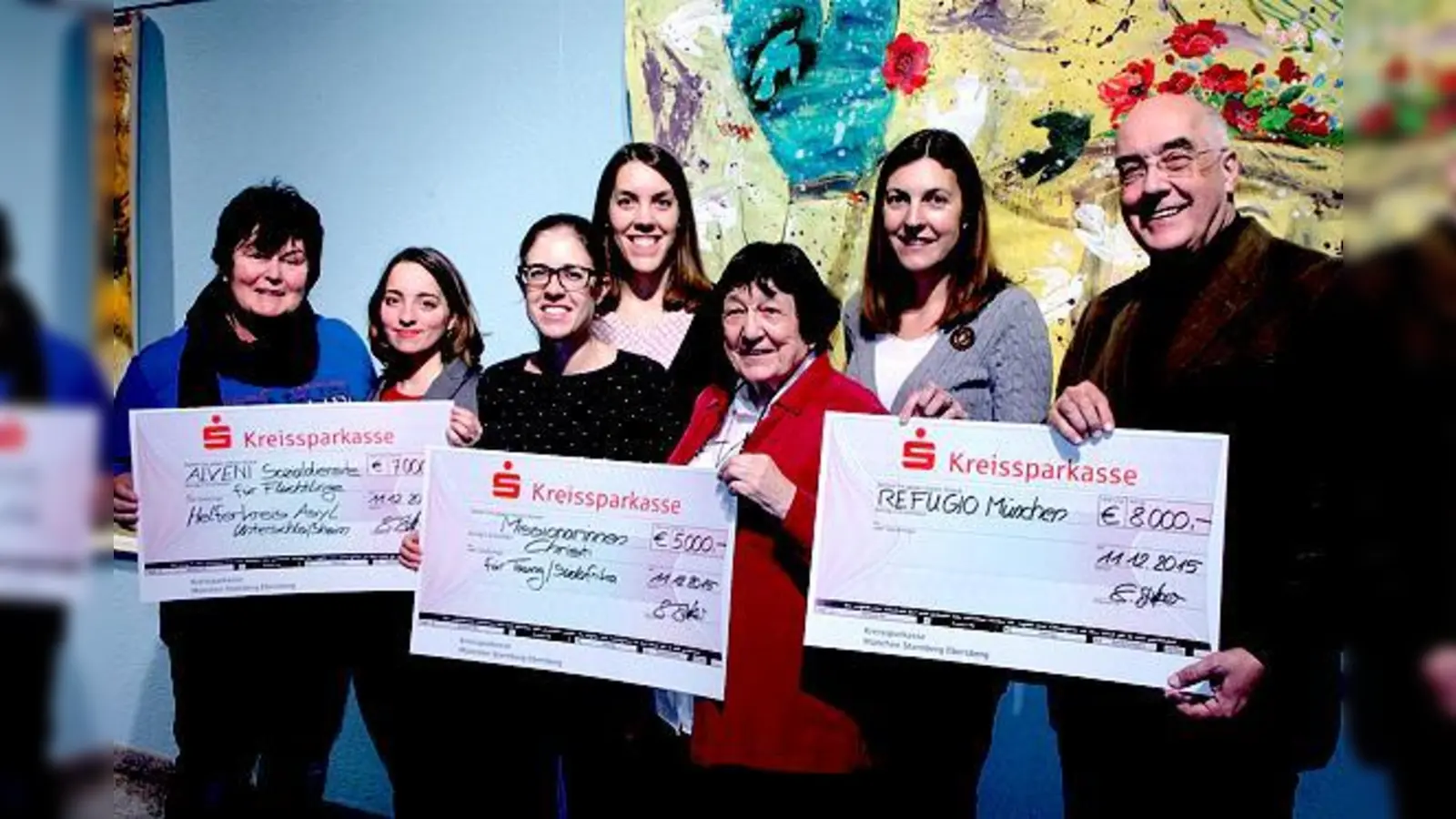 Präsentieren die Schecks (v. li): Daniela Schlüter, Sabrina Güzel (Helferkreis Asyl), Susanne Straßer, Nadine Wollmann (Lichtblicke), Sr. Beate Roger (Orden Missionarinnen Christi), Stefanie Kavelar (Lichtblicke), Markus Weinkopf (Vorstand Refugio).  (F: VA)