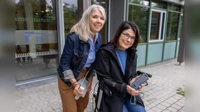 Gemeinsamer Einsatz für die Wheelmap: Nicole Kerst (r.) und Petra Fontana, Behindertenbeauftragte der Landkreises Starnberg. (Foto: Landratsamt Starnberg)
