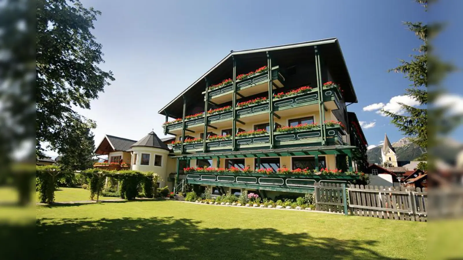 In ruhiger und zugleich zentrumsnaher Lage: Das Hotel „Kogler” in Bad Mitterndorf. (Foto: pi)