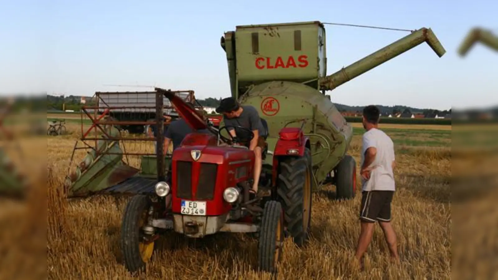 Mit dem Mähwerk in bescheidener Größe machten die Freizeit-Landwirte kleine Ernte.  Zufrieden waren sie trotzdem.	 (Foto: kw)