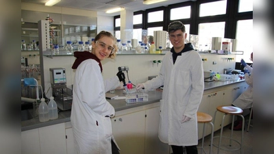 Maximiliane Tilke und Nico Strahberger machen an der Chemieschule Dr. Erwin Elhardt eine Ausbildung zu Chemisch-Technischen Assistenten. (Foto: sb)