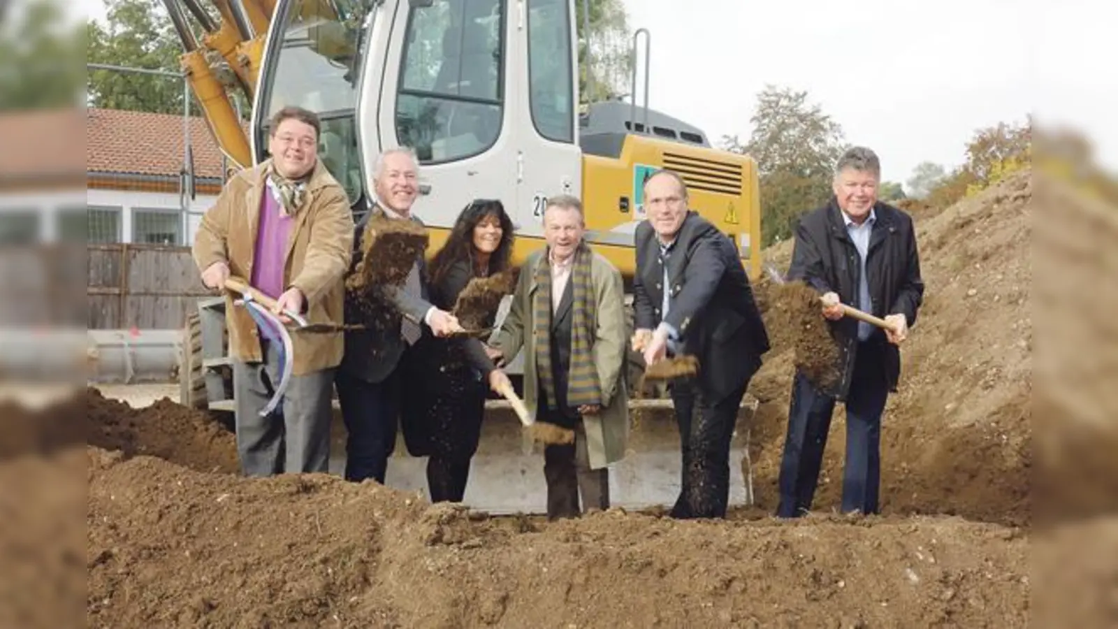 Brgm. Thomas Loderer, Brgm. Günter Heyland, Rektorin Ute Landthaler, ehem. Rektor Karl Spreng, Brgm. Stefan Straßmair und Brgm. Edwin Klostermeier (v. l.) beim Spatenstich.	 (Foto: hw)