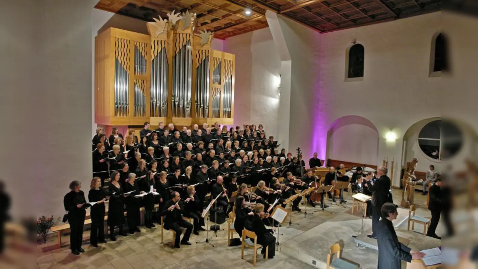 Der rund 100 Sänger umfassende Chor der Himmelfahrtskirche unter der Leitung von Kirchenmusikdirektor Klaus Geitner wird auf historischen Instrumenten begleitet vom Barockorchester „La Banda”. Als Solisten wirken Katrin Arnold, Sopran, Ulrike Malotta, Alt,  Max Kiener, Tenor (Evangelist und Arien). Andreas Burkhart, Bariton. und Franz Schlecht, Bass (Jesus). (Foto: Hifaki)