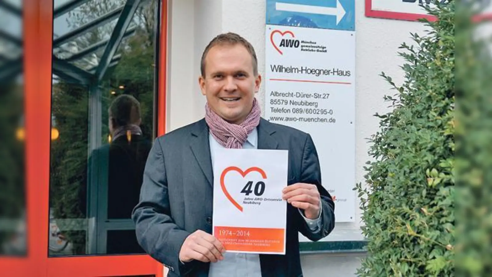Tobias Heberlein, zweiter Vorsitzender der AWO-Neubiberg, vor dem Wilhelm-Högner-Haus. 	 (Foto: Boschert)