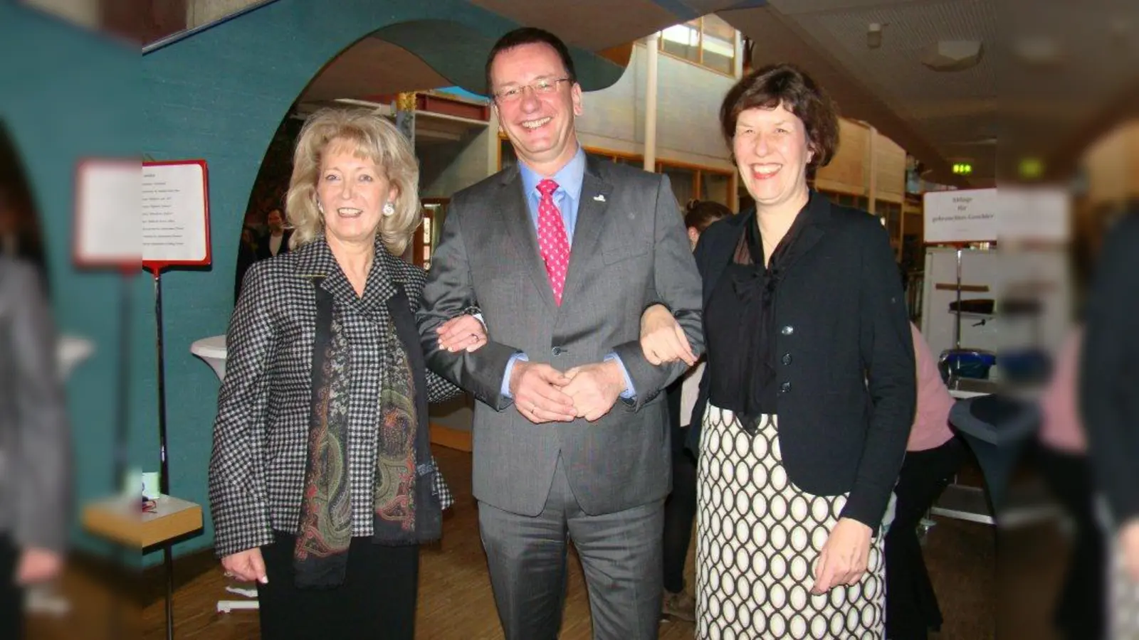 Rita Malterer-Forster (links) und ihre designierte Nachfolgerin Gabriele Pfob werden von Oberbürgermeister Andreas Haas zum Buffet geleitet. (Foto: pst)