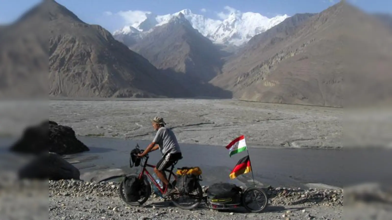 Uwe Ellger und Isabel Ritz fuhren mit dem Rad durch 21 Länder  hier durch  Tadschikistan, entlang des Panj, dem Grenzfluss zu Afghanistan.	 (Foto: privat)