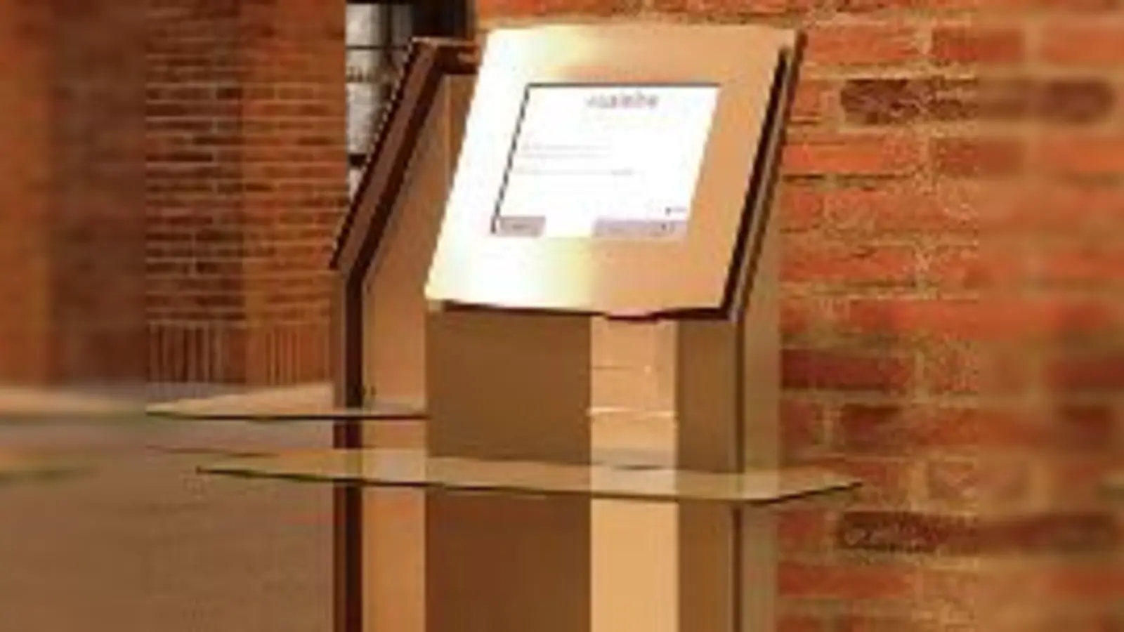 Ab September übernimmt dies dann der RFID-Automat, aber Service und Beratung bleiben erhalten.  (Fotos: au/Bibliothek)