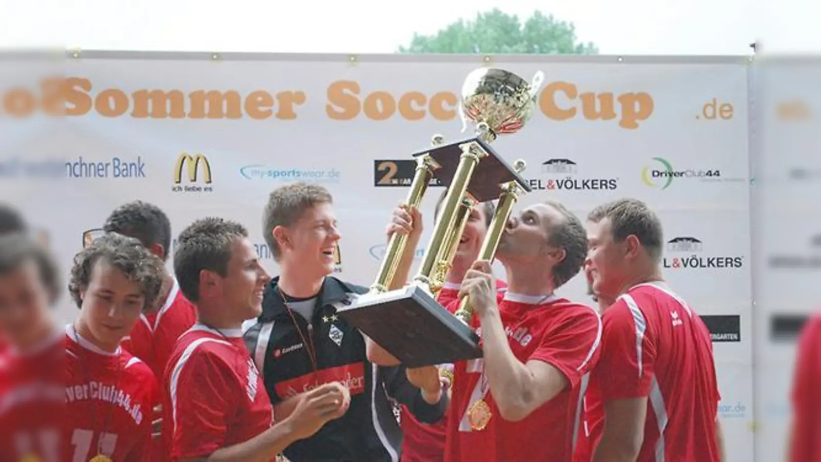 Die strahlenden Sieger des 2. Sommer Soccer Cup der Fahrschule DriverClub44.	 (Foto: Anna Gutmann)